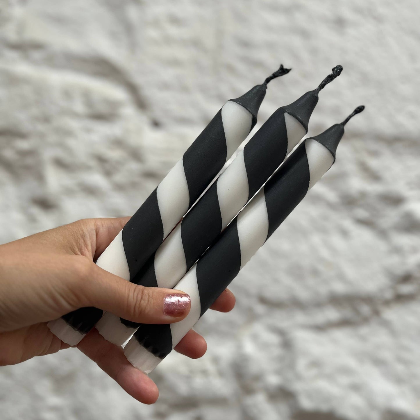 BLACK & WHITE HELTER SKELTER CANDLE 