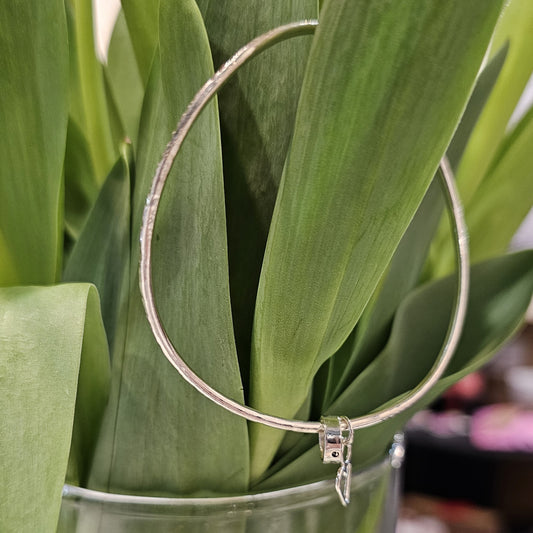 CURVED WIRE HEART TAG BANGLE