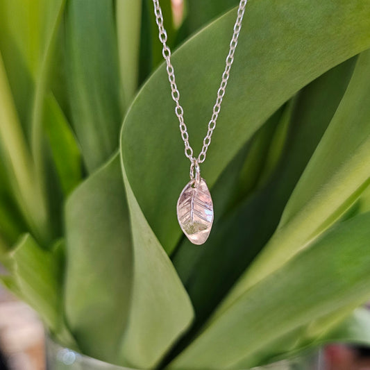 SMALL LEAF PENDANT NECKLACE