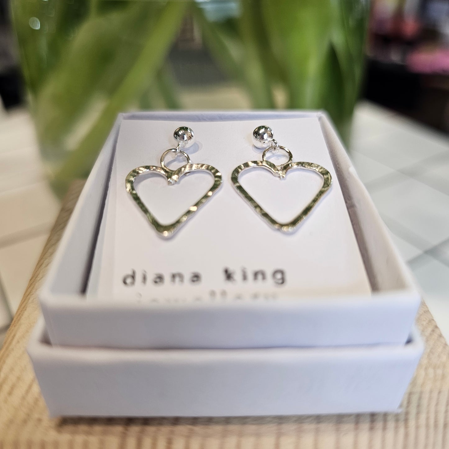 MEDIUM DANGLE HEART STUD EARRINGS