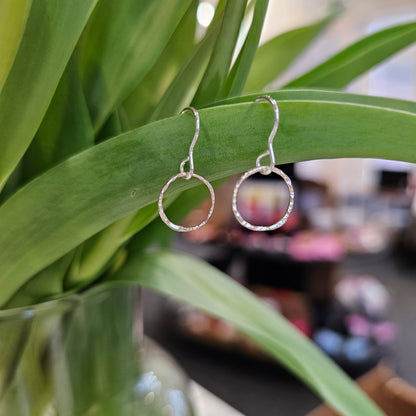 SINGLE HAMMERED CIRCLE HOOK EARRINGS