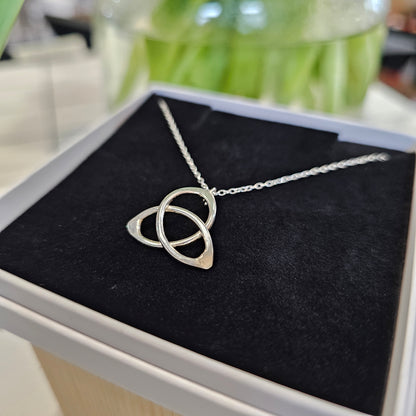 TRIQUETRA NECKLACE