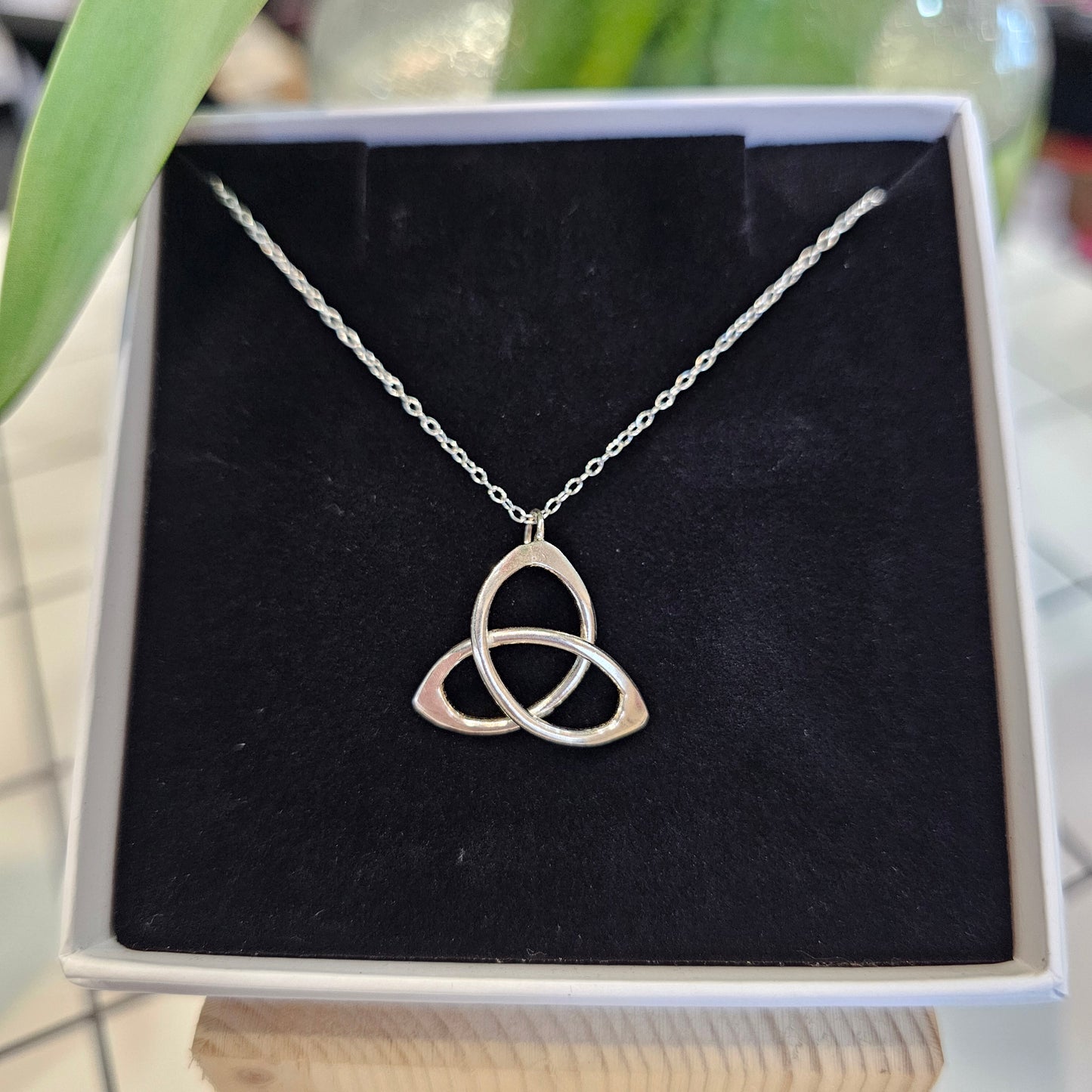 TRIQUETRA NECKLACE