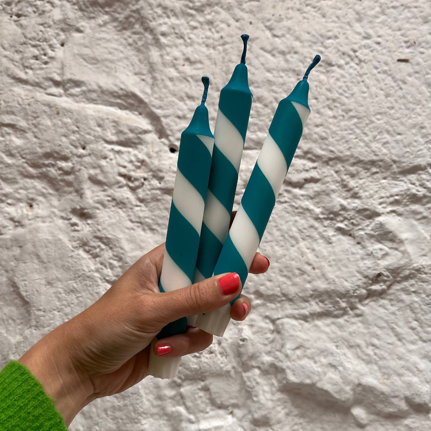 TEAL & WHITE HELTER SKELTER CANDLE 