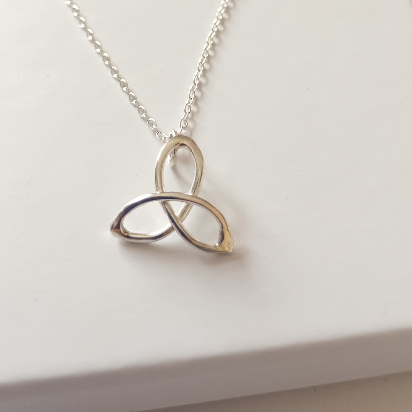 TRIQUETRA PENDANT